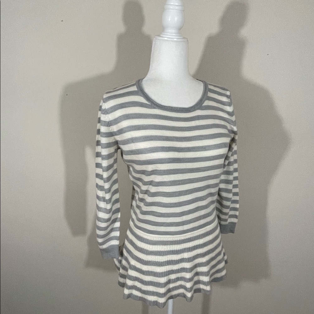 Metaphor sz sm sweater gray/ white back button accent